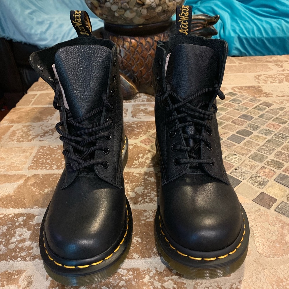 Dr. Martens Pascal 1460 boots size 7L